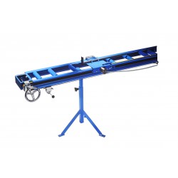 Roller conveyor with chain adjustment and hand-wheel with pneumatic clamping